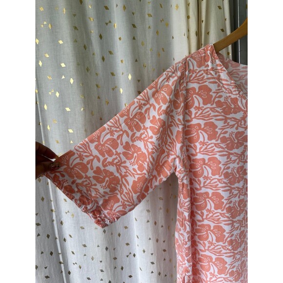 Love River Clothing Co. Hawaiian Inspired Floral Hibiscus Curved Hem Blouse M - Picture 3 of 6